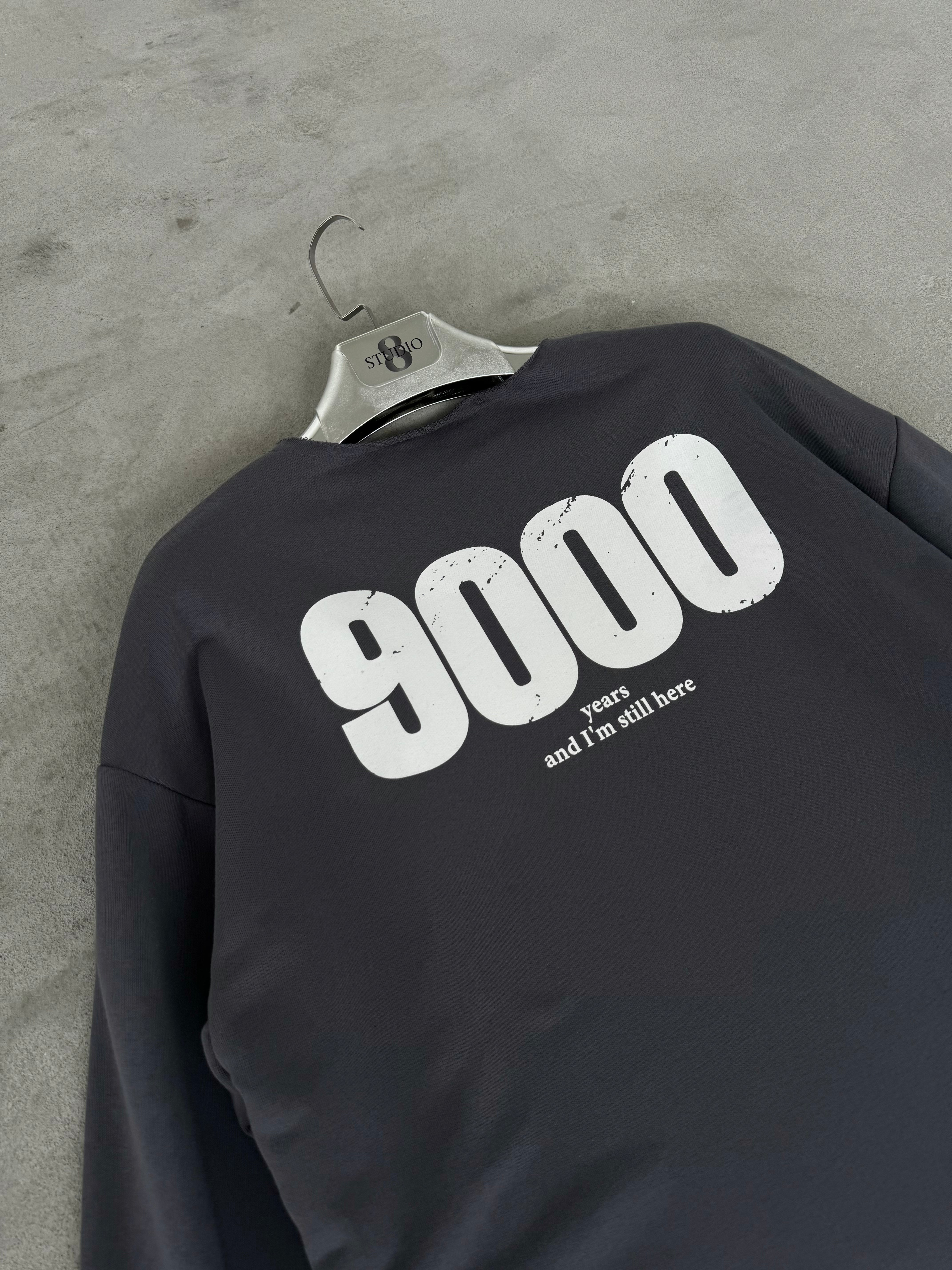 9000 YEARS BASKILI SWEATSHİRT FÜME