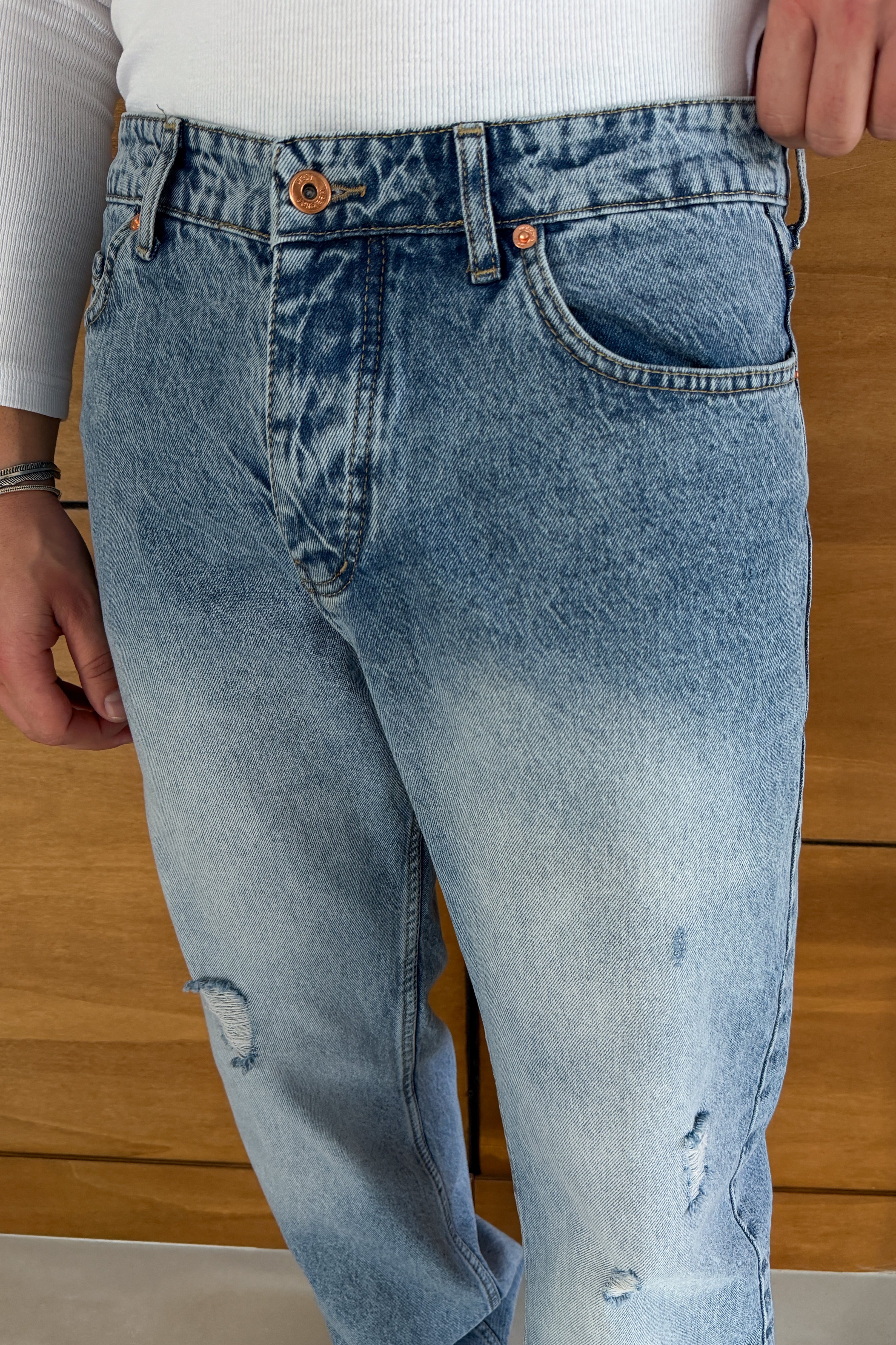 BAGGY FİT YIRTIKLI TAŞLANMIŞ KOT PANTOLON • AÇIK MAVİ