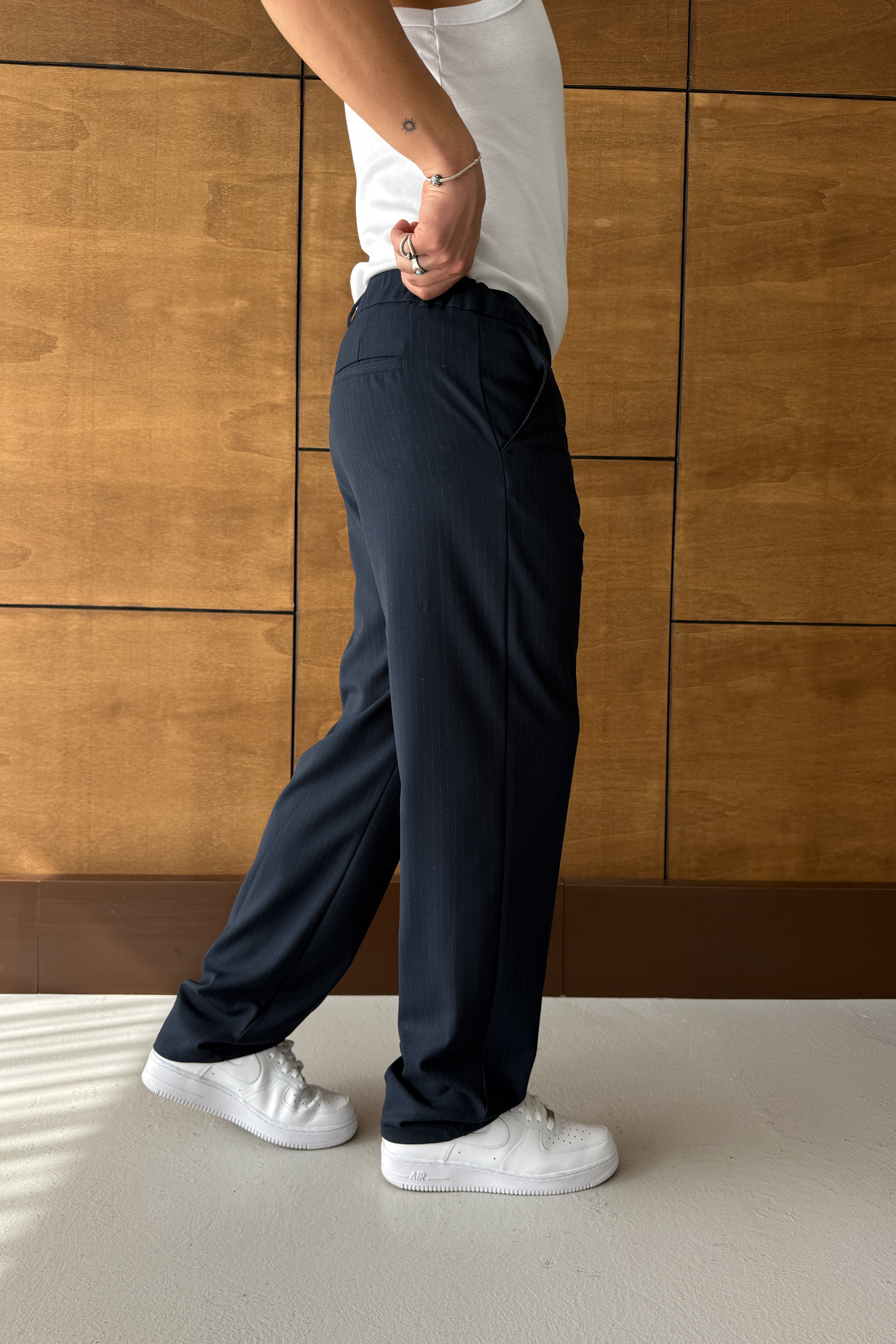 BAGGY KALIP ÇİZGİLİ KUMAŞ PANTOLON • LACİVERT