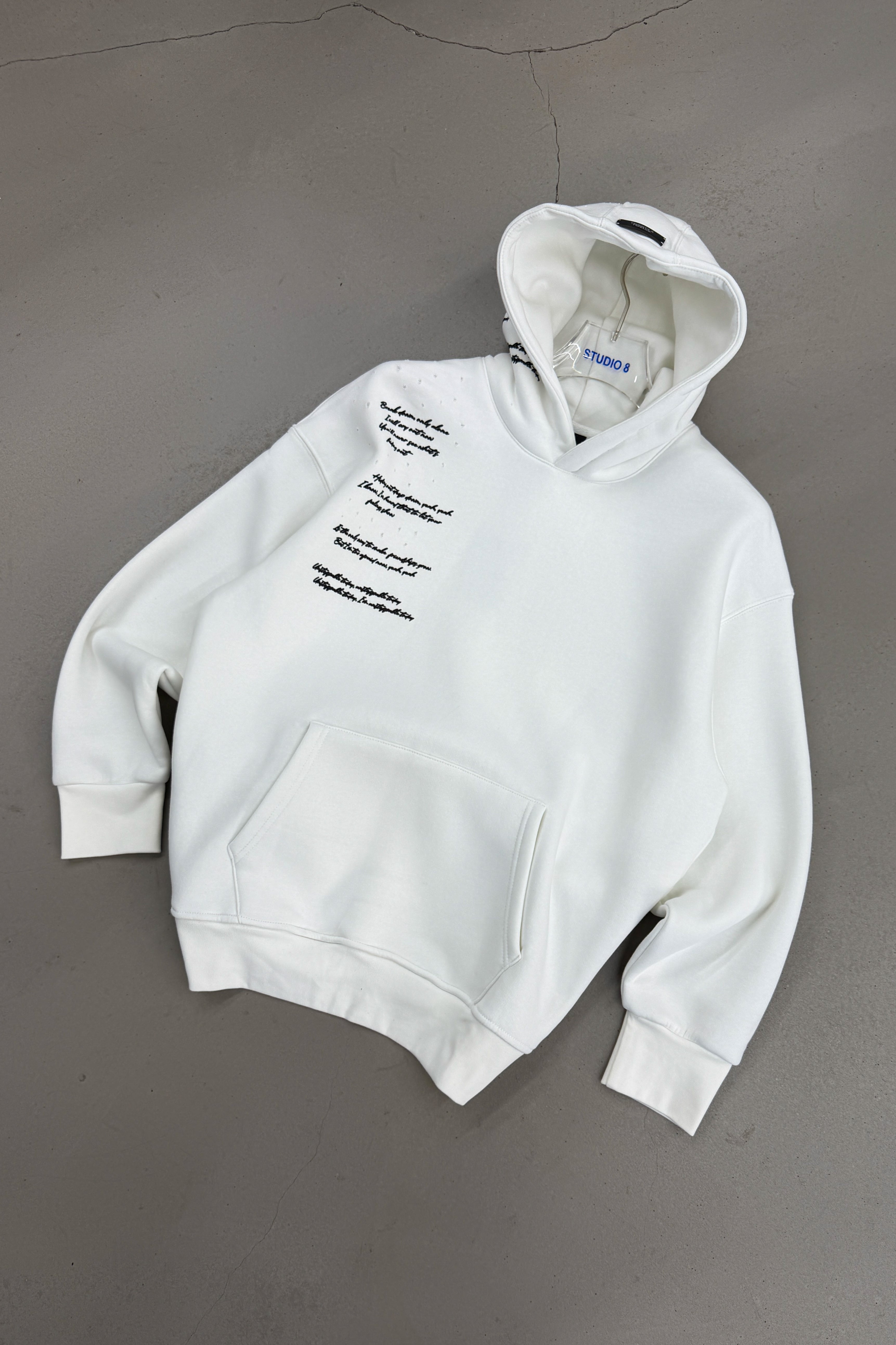 OVERSİZE KÜÇÜK YIRTIK DETAYLI YAZILI SWEATSHİRT • BEYAZ
