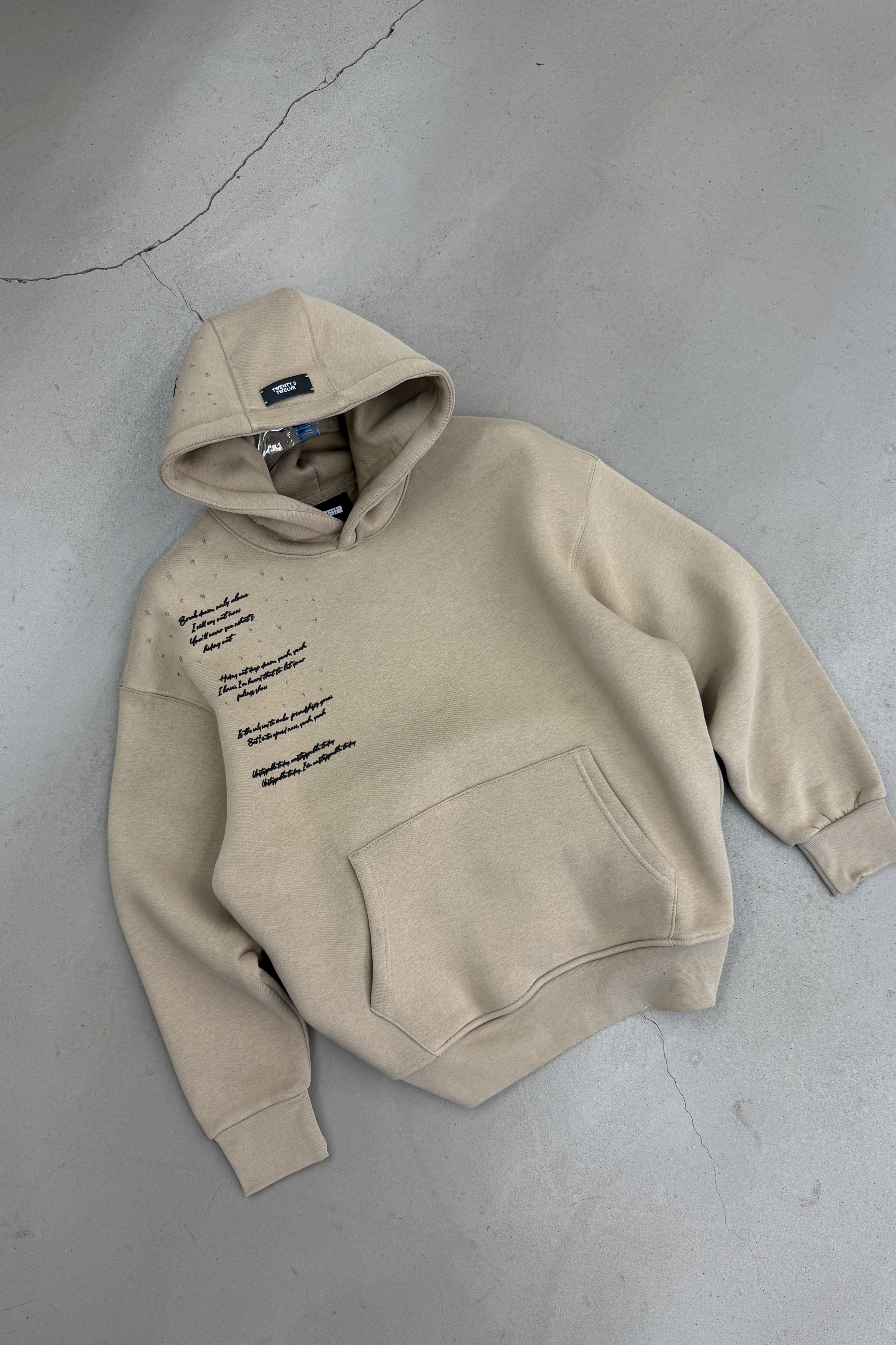 OVERSİZE KÜÇÜK YIRTIK DETAYLI YAZILI SWEATSHİRT • BEJ