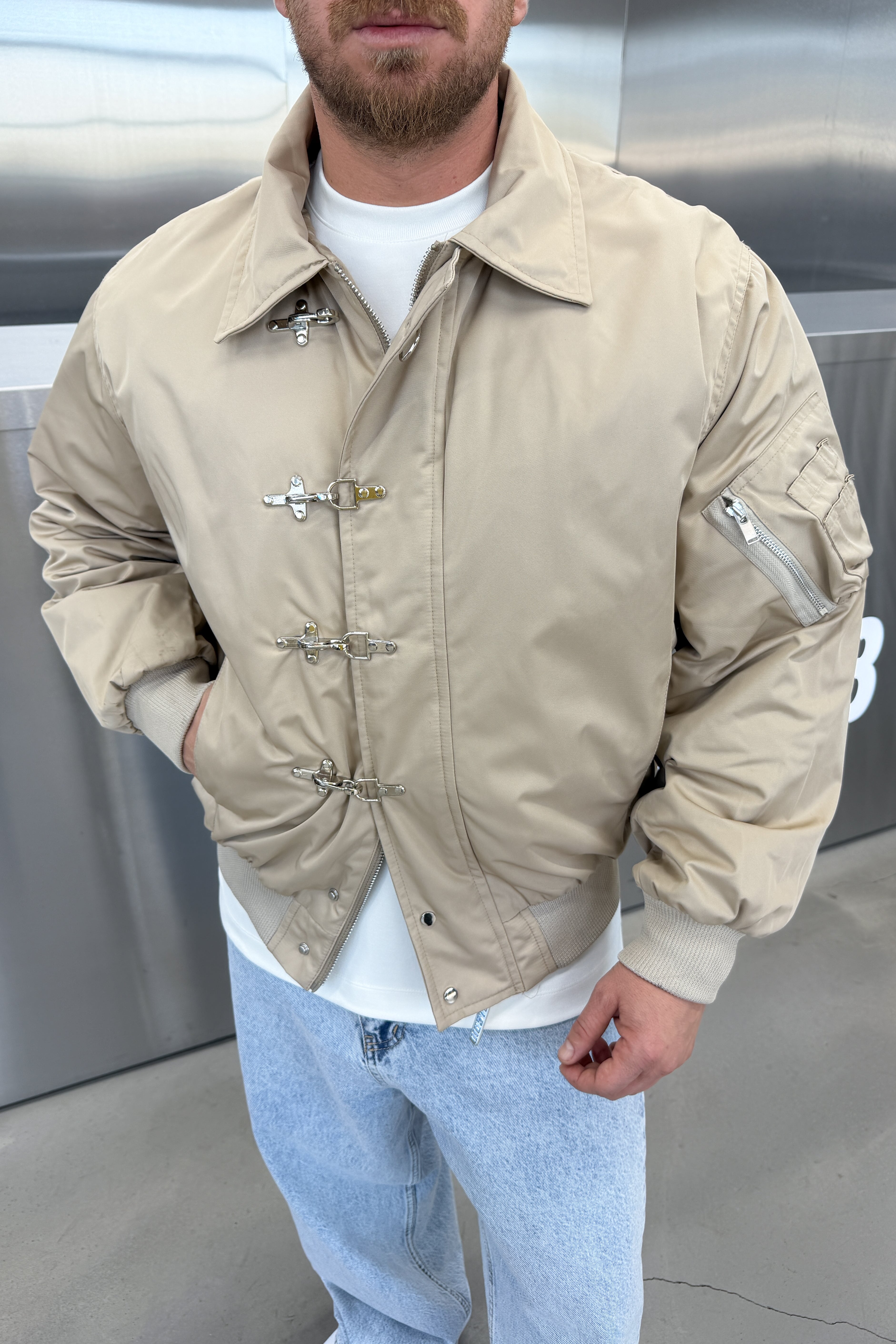 OVERSİZE METAL AKSESUARLI BOMBER MONT • BEJ