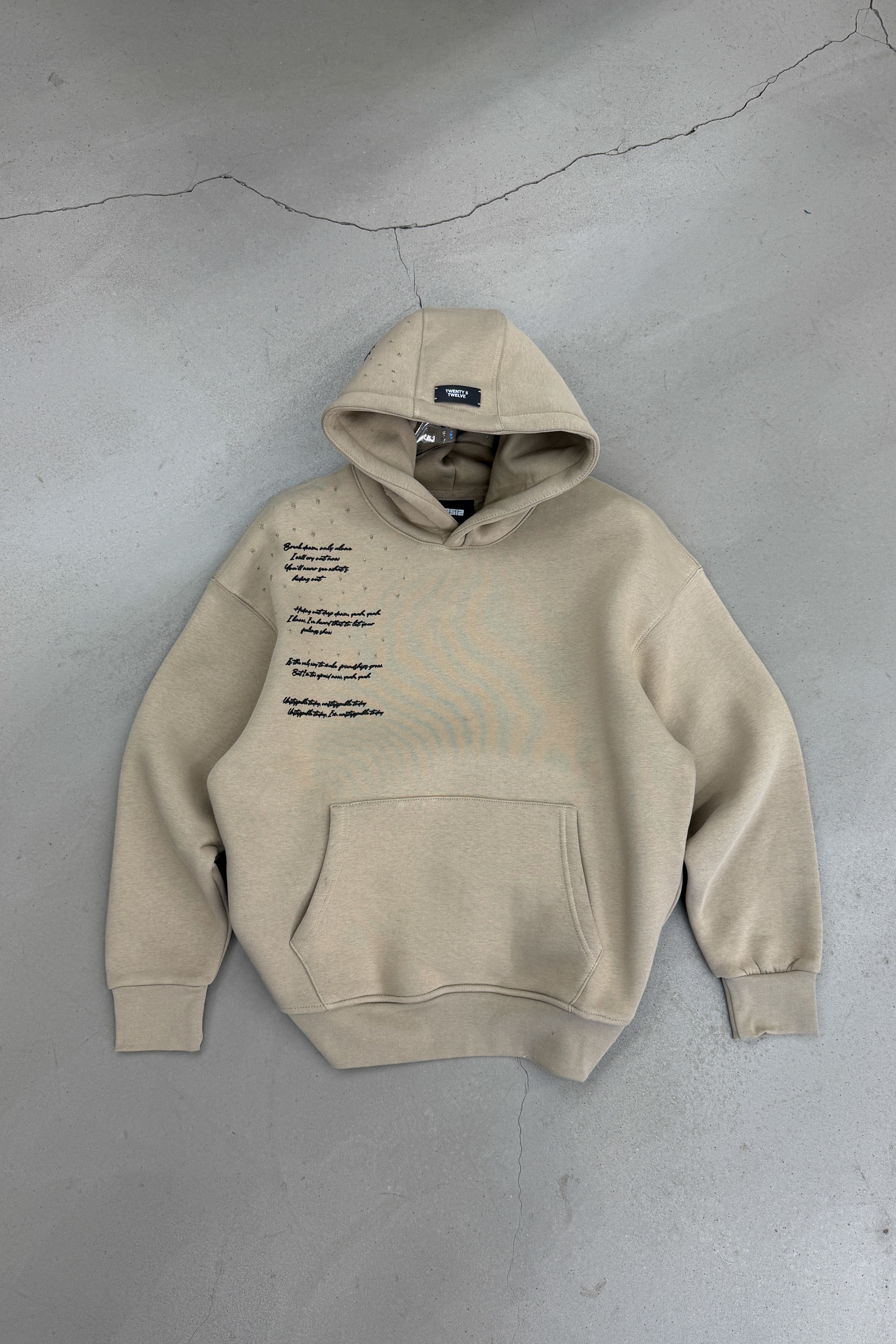 OVERSİZE KÜÇÜK YIRTIK DETAYLI YAZILI SWEATSHİRT • BEJ