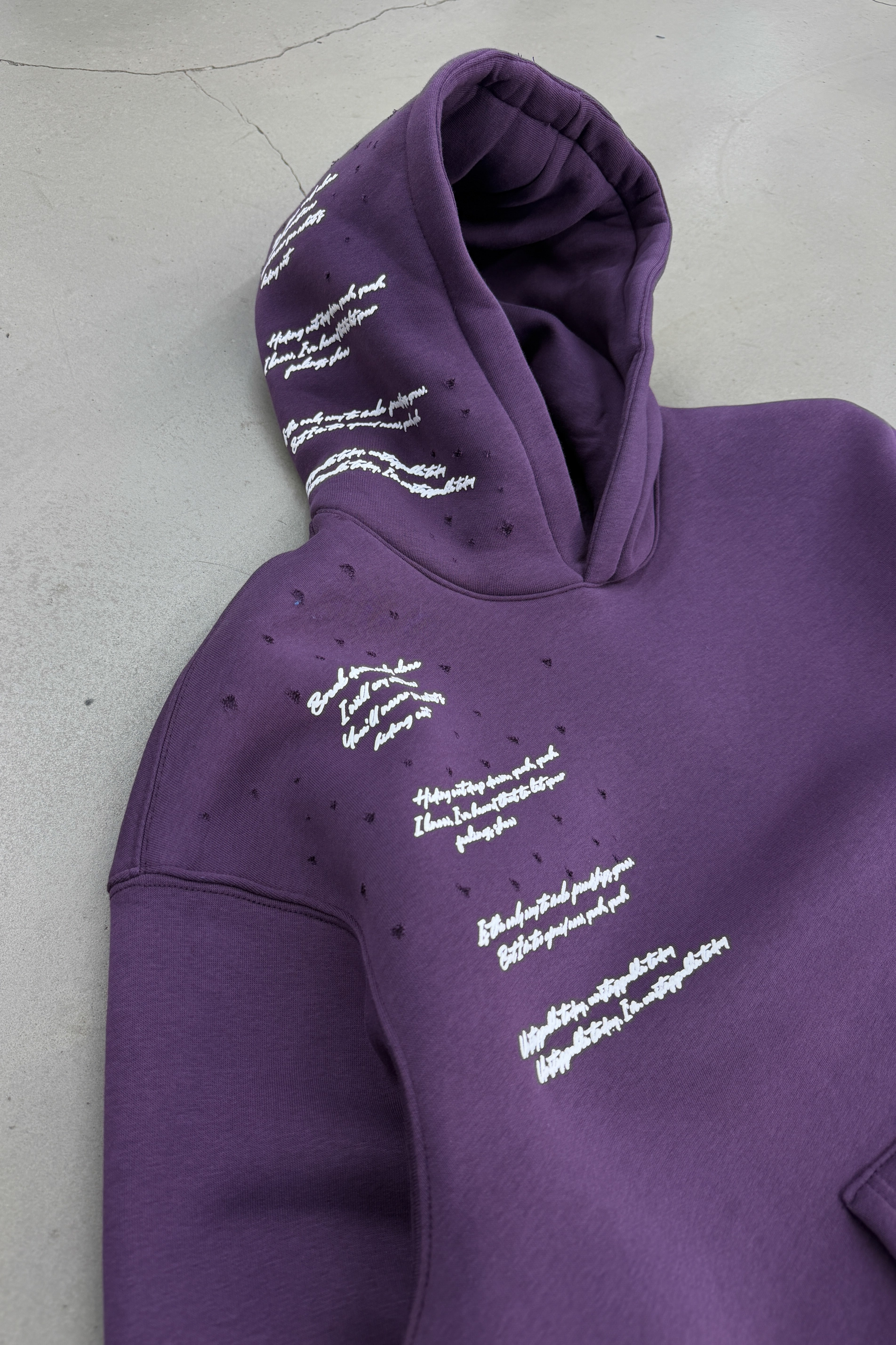 OVERSİZE KÜÇÜK YIRTIK DETAYLI YAZILI SWEATSHİRT • MOR