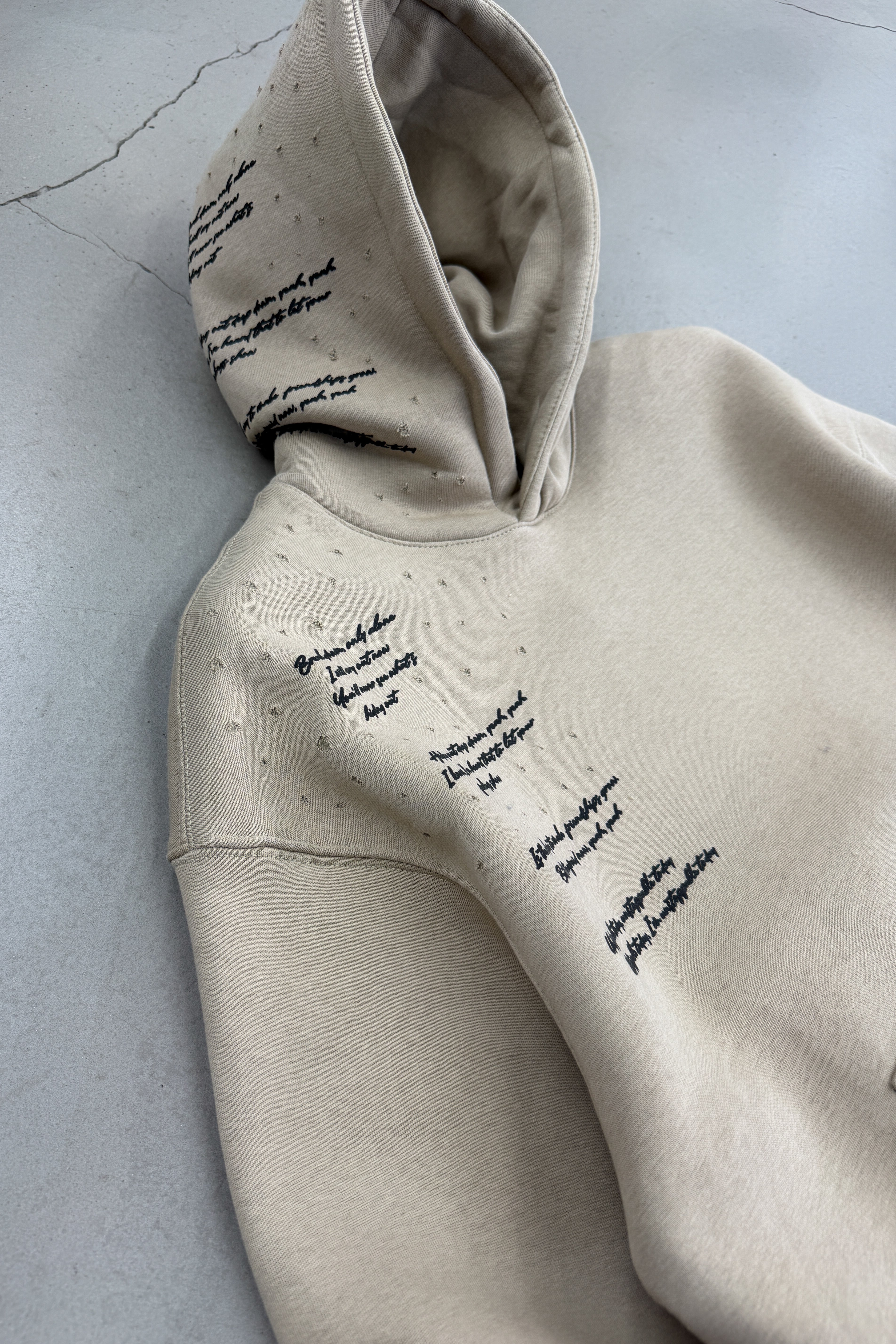 OVERSİZE KÜÇÜK YIRTIK DETAYLI YAZILI SWEATSHİRT • BEJ