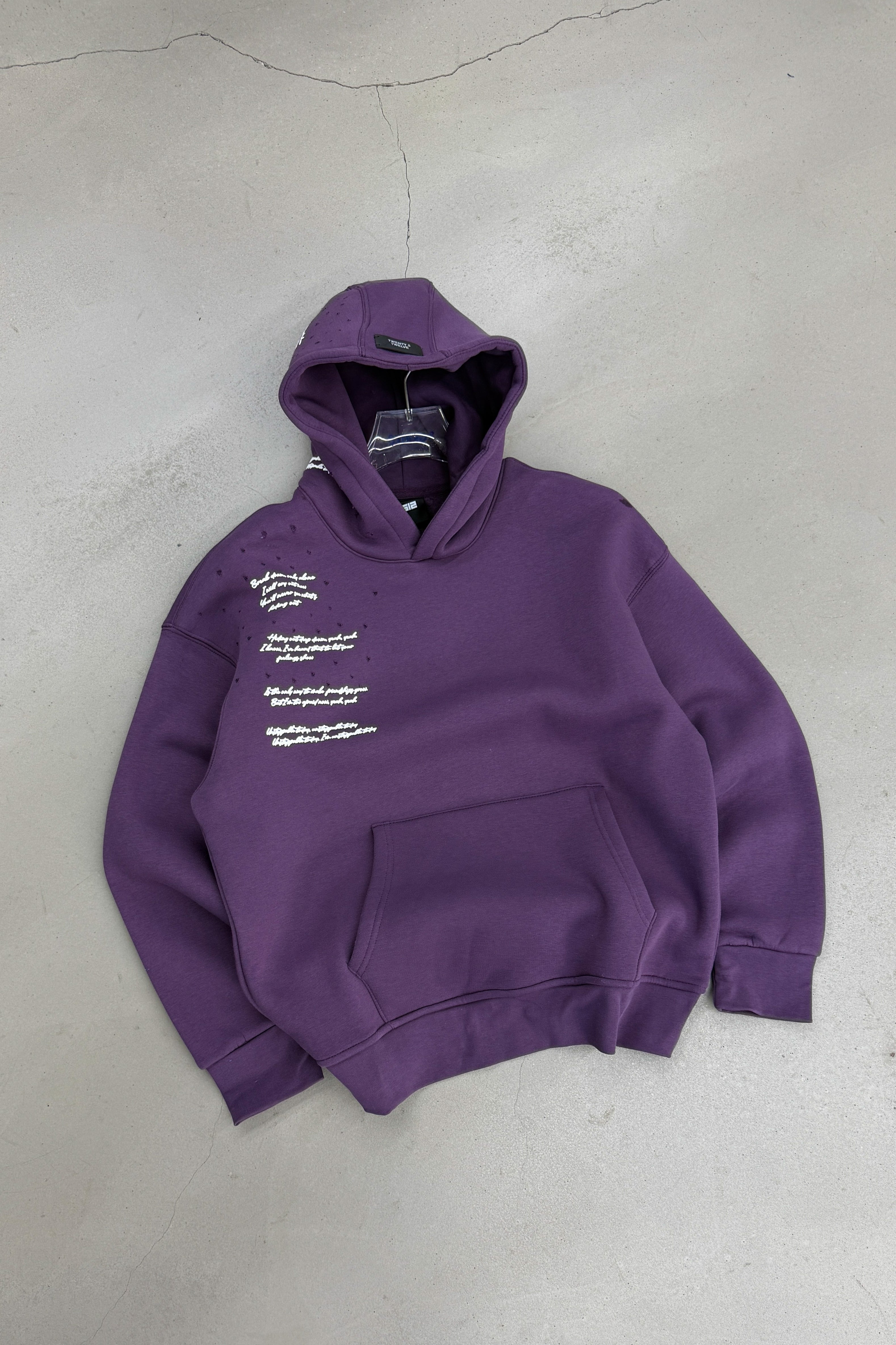 OVERSİZE KÜÇÜK YIRTIK DETAYLI YAZILI SWEATSHİRT • MOR