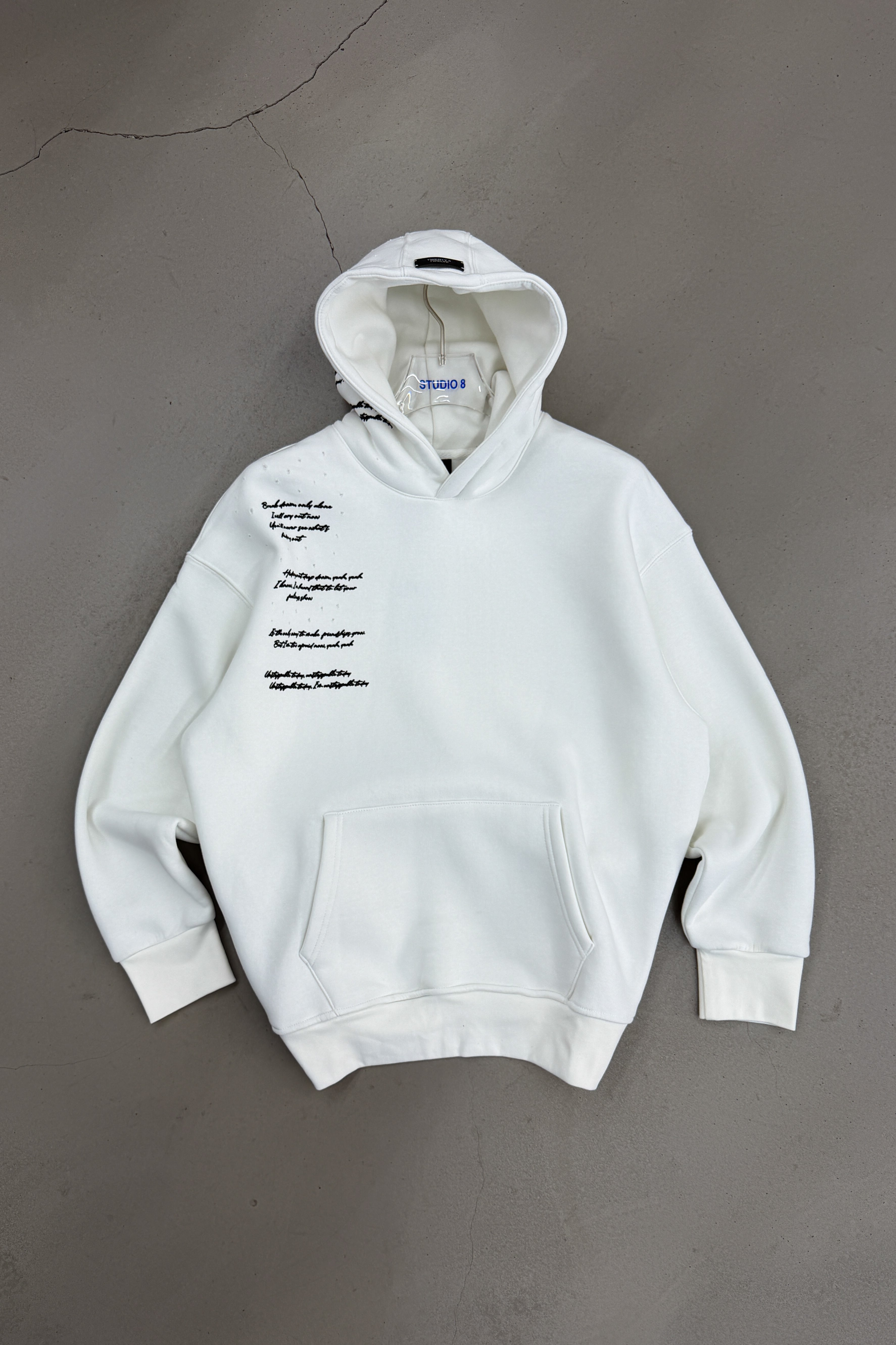 OVERSİZE KÜÇÜK YIRTIK DETAYLI YAZILI SWEATSHİRT • BEYAZ