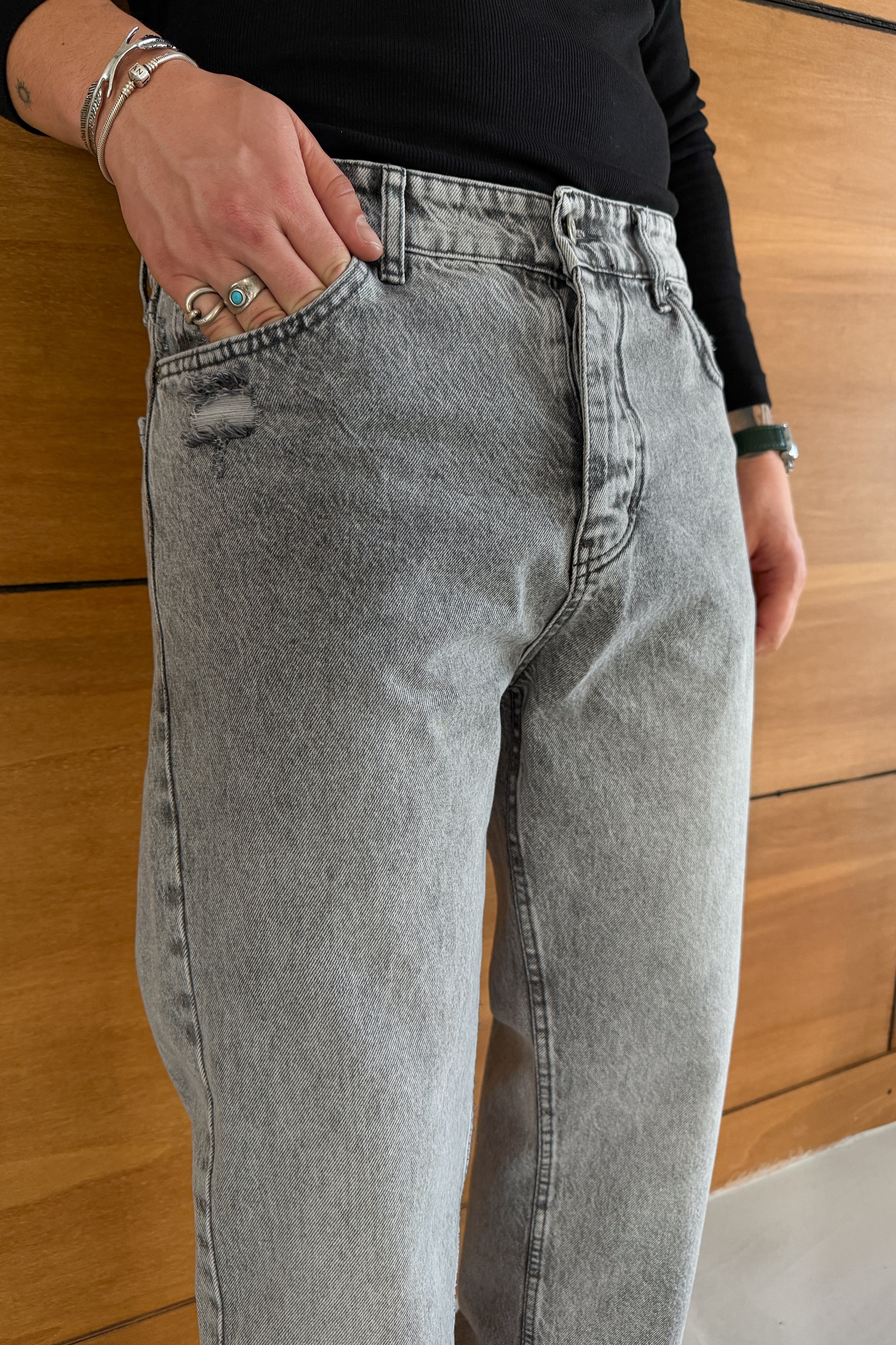 BAGGY FİT CEBİ YIRTIKLI TAŞLANMIŞ KOT PANTOLON • GRİ