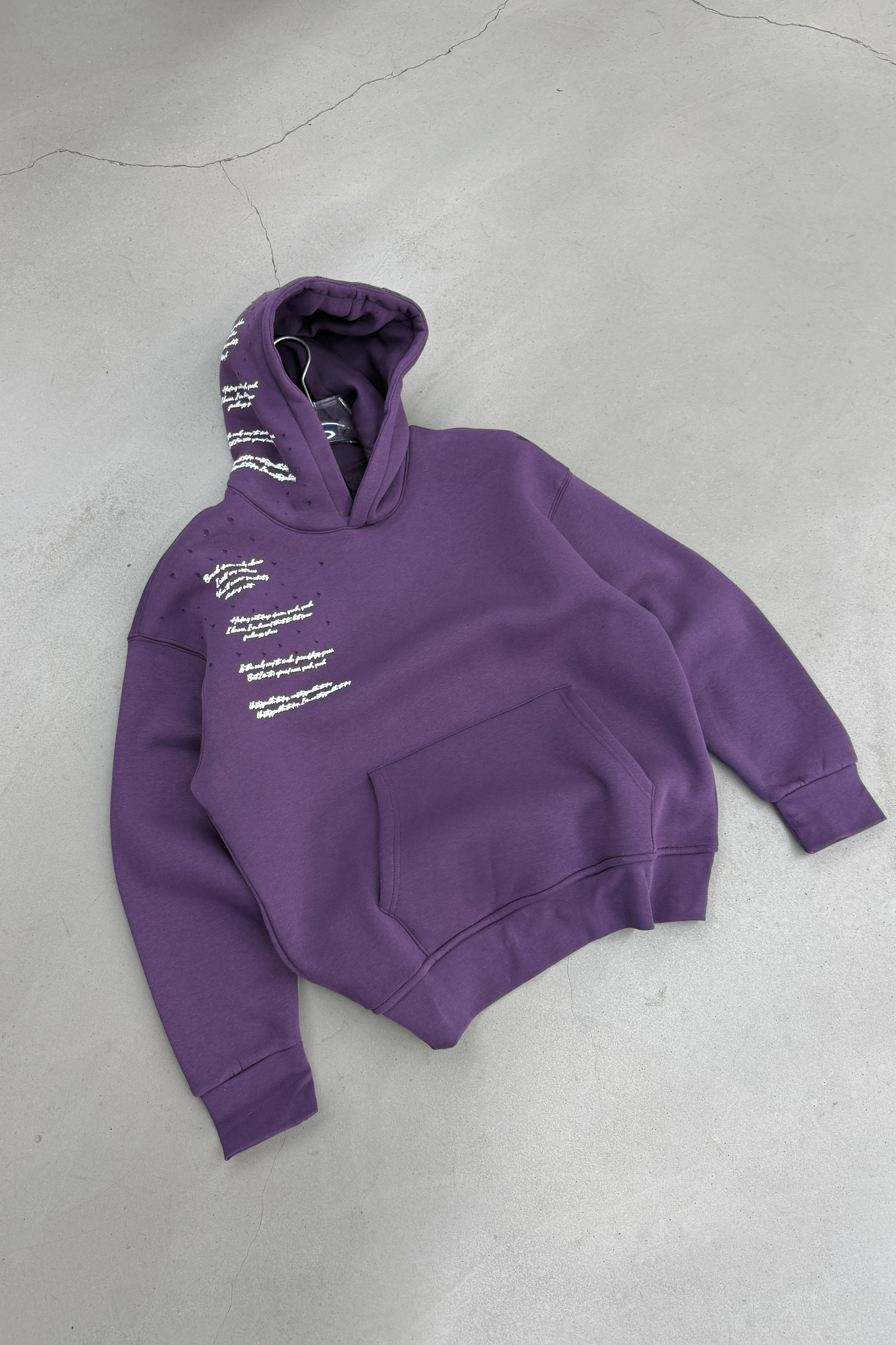 OVERSİZE KÜÇÜK YIRTIK DETAYLI YAZILI SWEATSHİRT • MOR