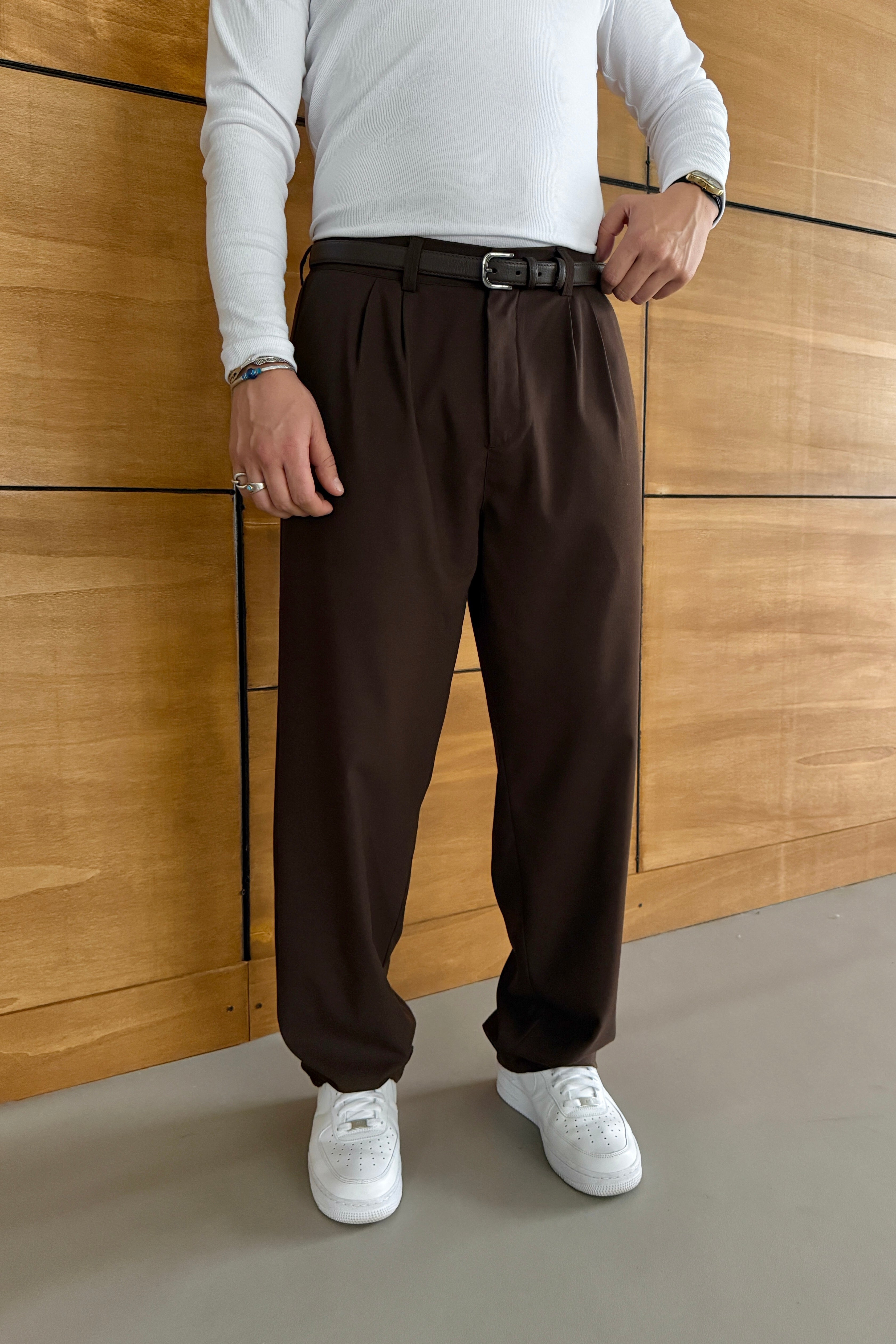 BAGGY KALIP PİLELİ KUMAŞ PANTOLON • KAHVERENGİ
