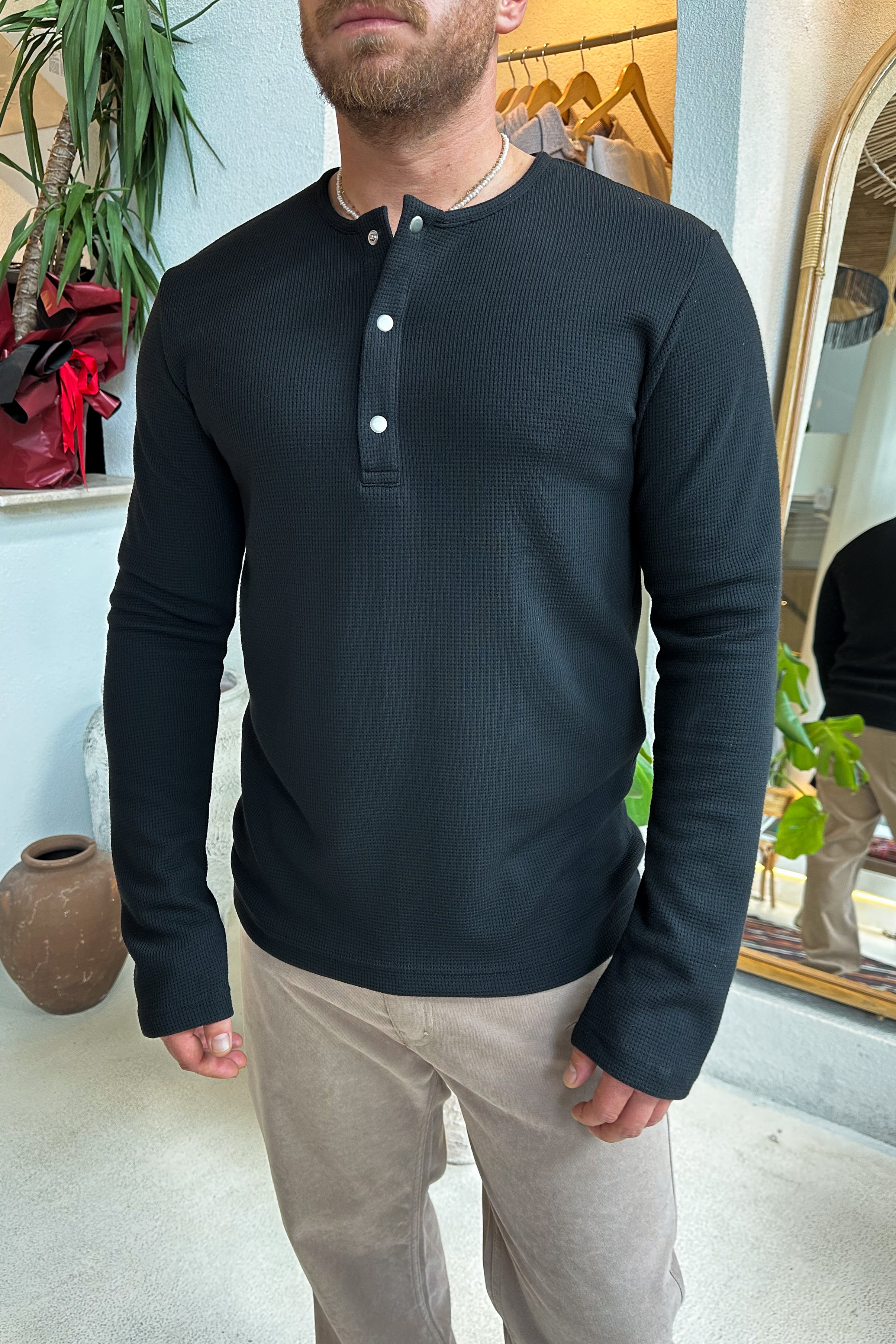 DÜĞME DETAY GOFRE KUMAŞ SWEATSHİRT • SİYAH