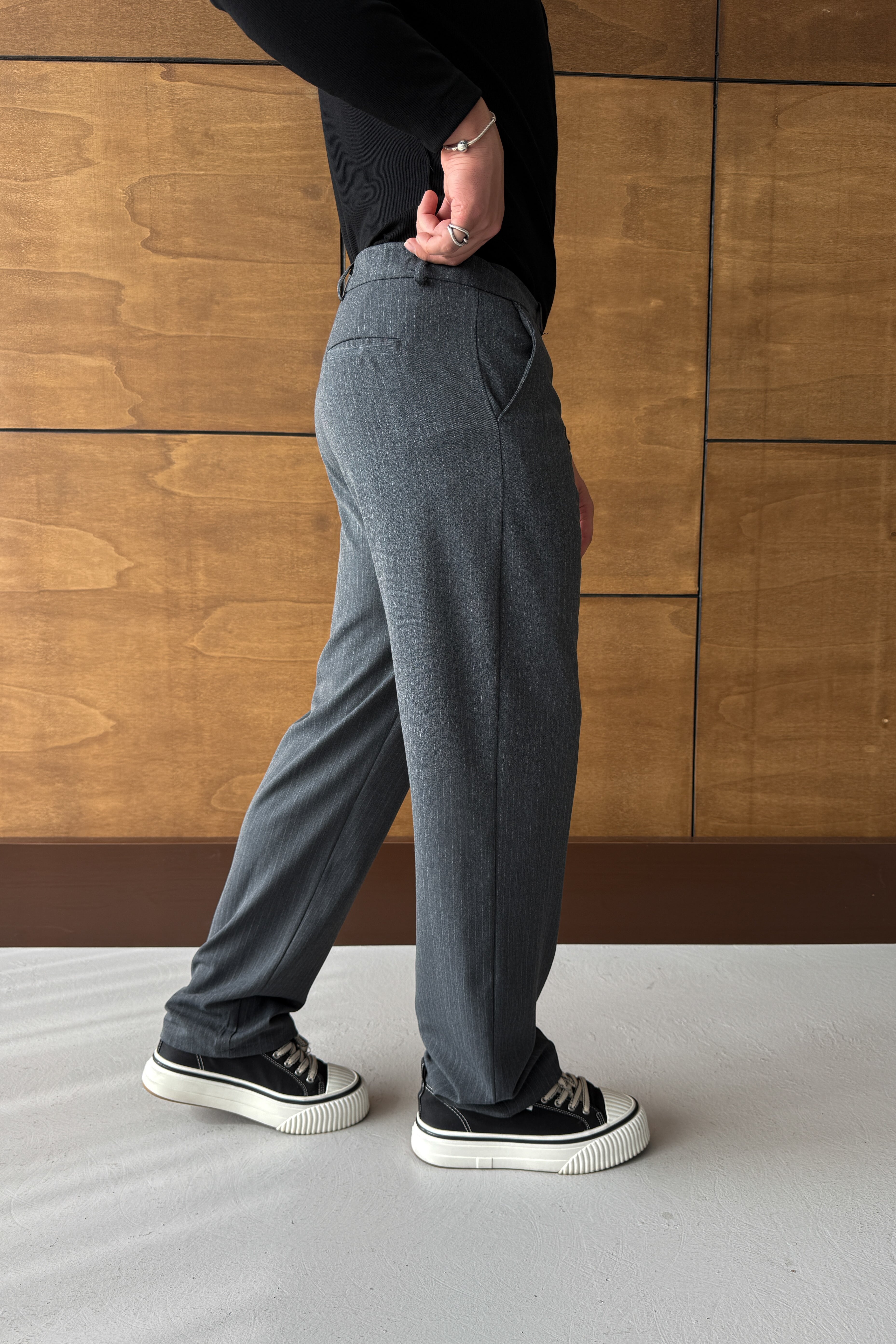 BAGGY KALIP ÇİZGİLİ KUMAŞ PANTOLON • ANTRASİT