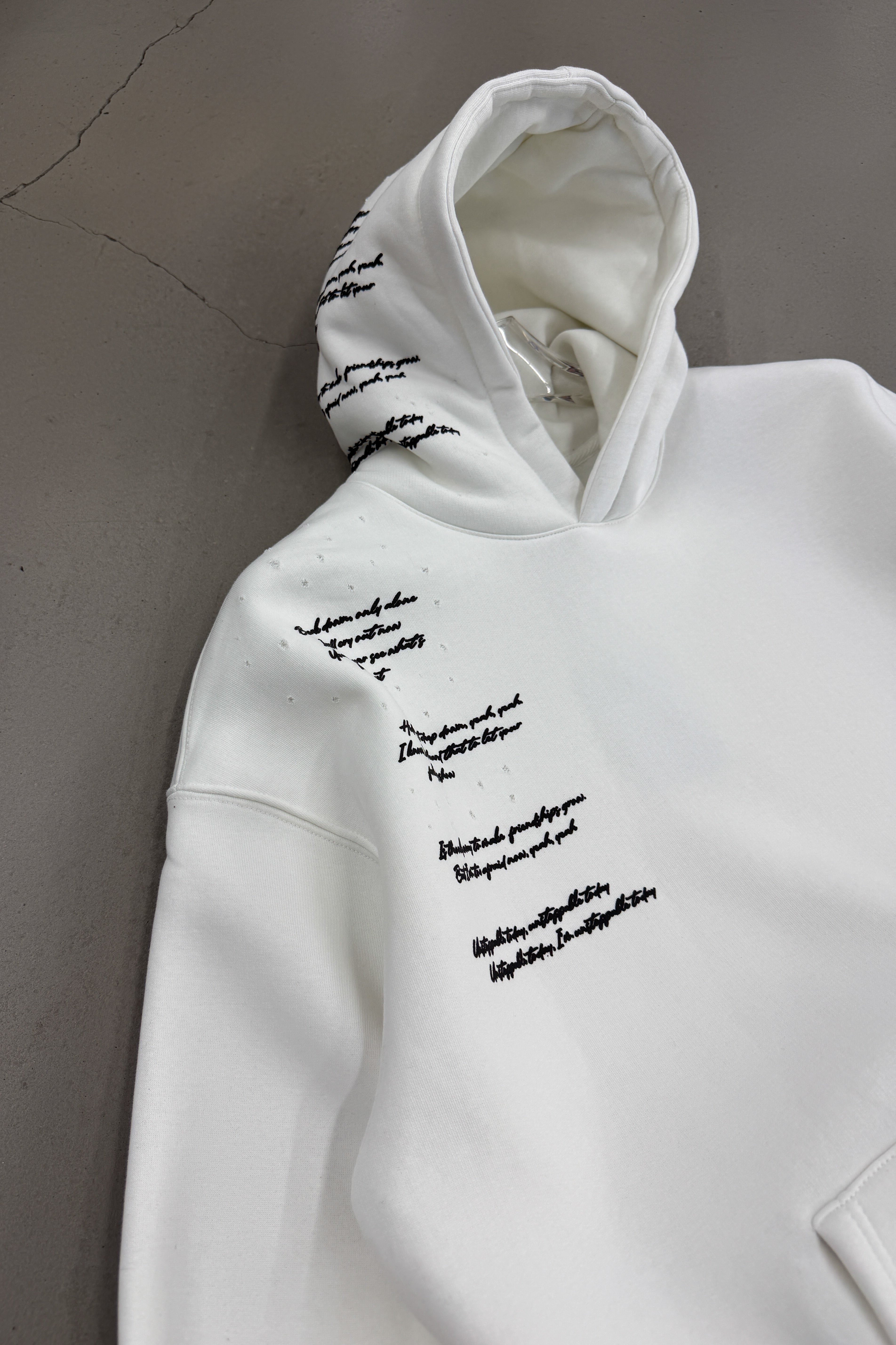 OVERSİZE KÜÇÜK YIRTIK DETAYLI YAZILI SWEATSHİRT • BEYAZ